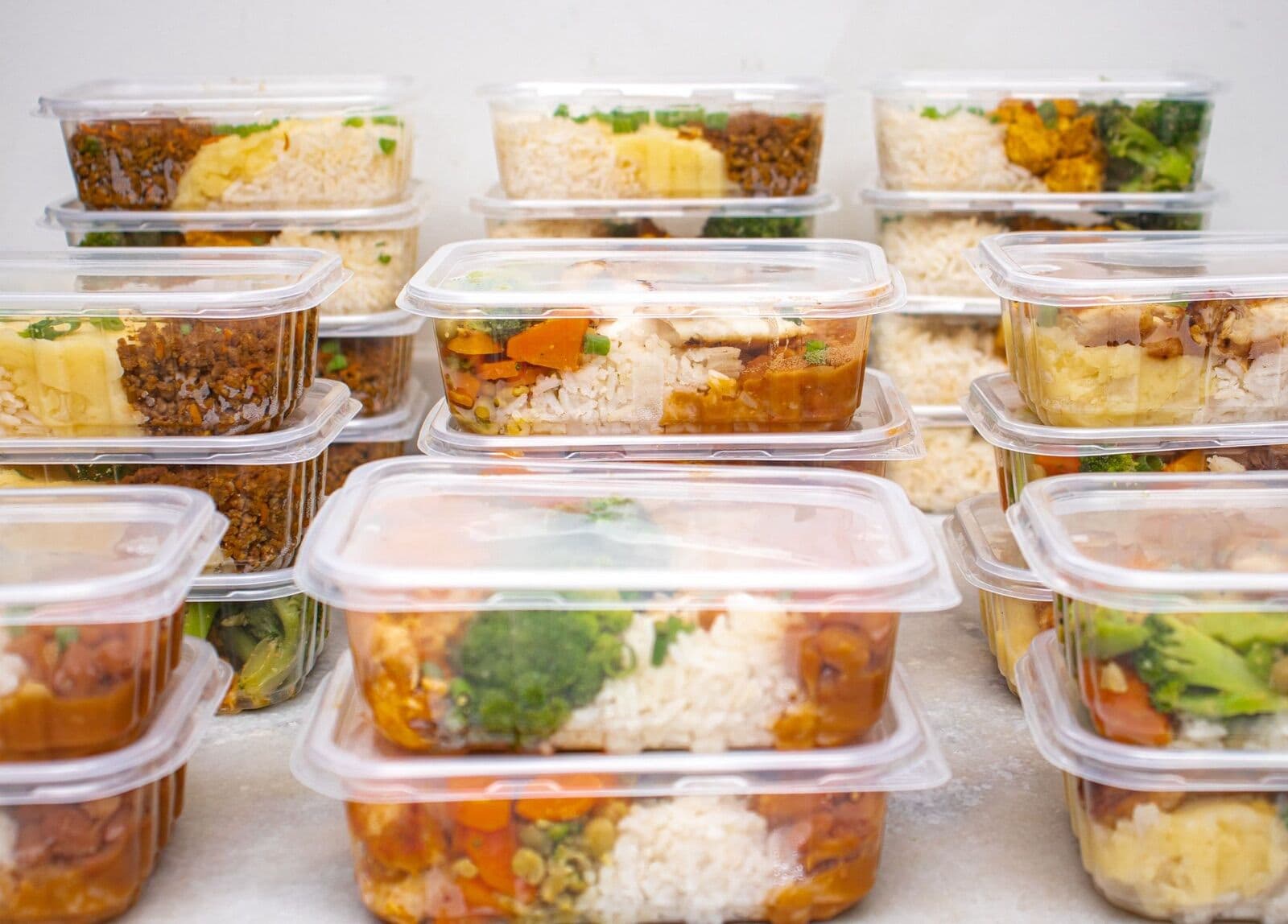 Platillos porcionados en tuppers, listos para la semana