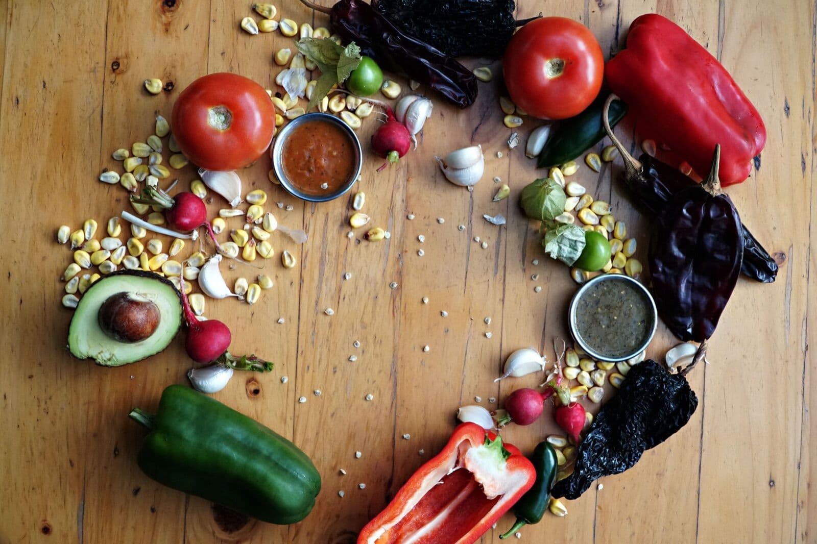 Jitomate, chiles, aguacate y verdura fresca del mercado